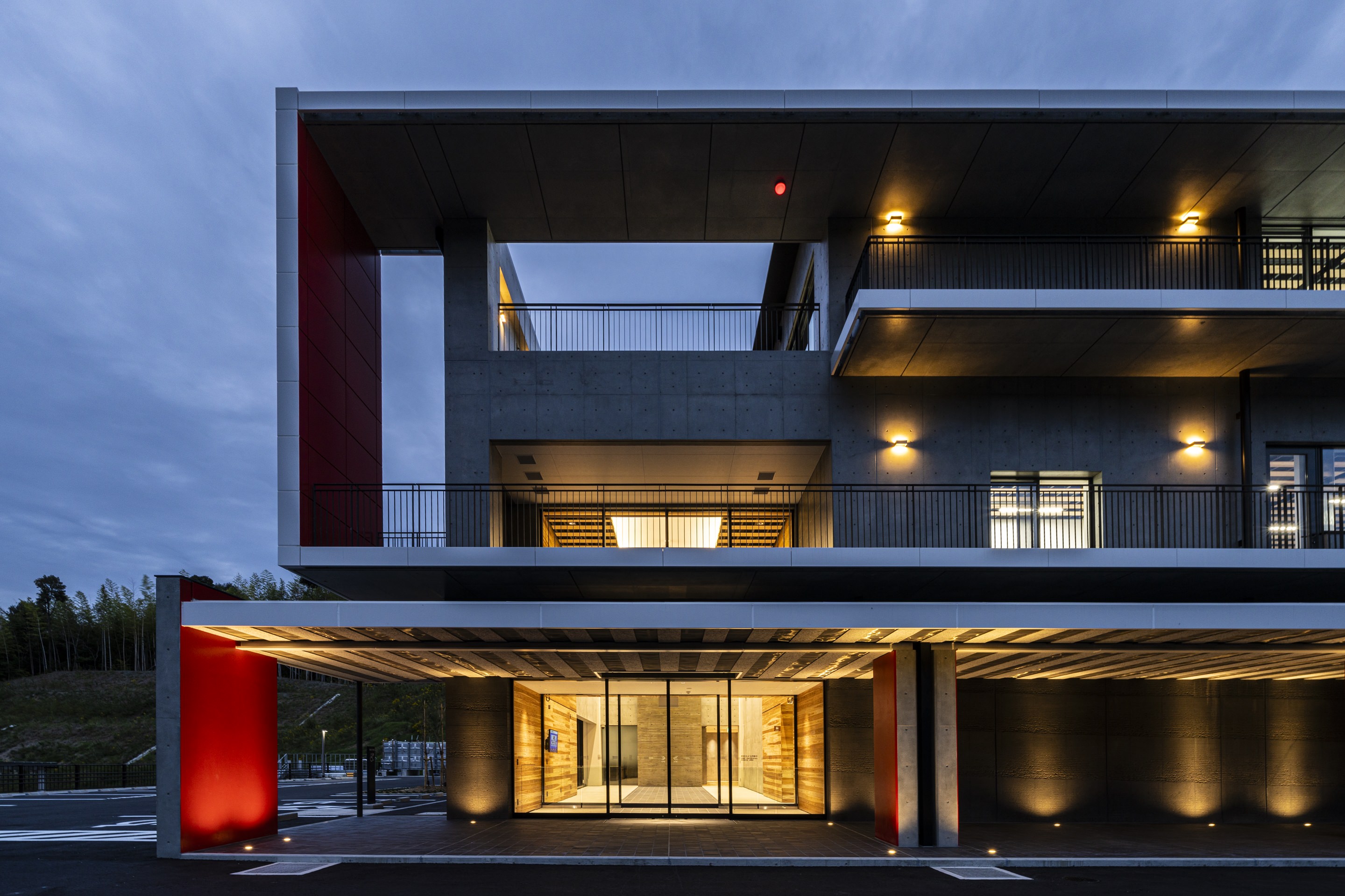 エントランス正面夜景